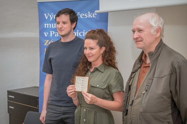 Jan Tetřev, Adéla Šobíšková a Pavel Tašek se zápisníkem Alfreda Bartoše