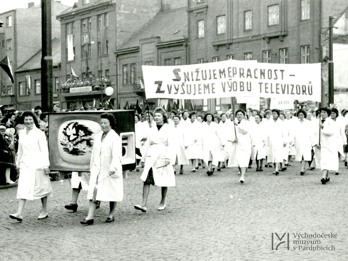 Pracovnice Tesly nesou stylizovaný televizor na oslavách 1. máje, 1961