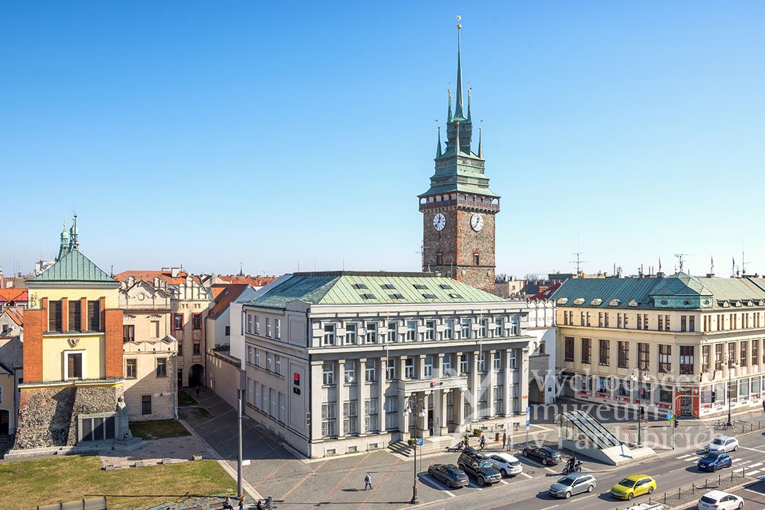 Bankovní budova na exkluzivním místě mezi zvonicí, Zelenou bránou a bývalou městskou spořitelnou, 2022. Zdroj Východočeské muzeum v Pardubicích.