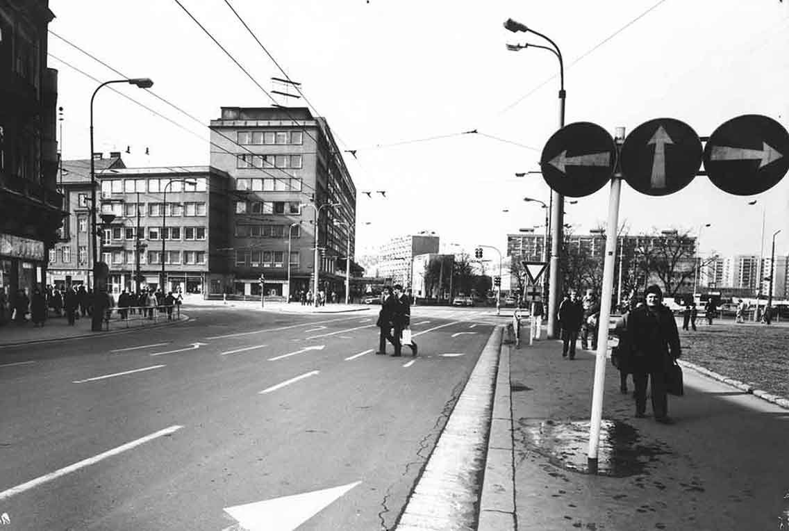 Třída Míru, pojmenována takto od roku 1962 (do té doby Stalinova třída), byla trychtýřovitě otevřena do náměstí Budovatelů v roce 1972, kdy byl na jejím konci zbořen hotel Veselka. Na fotografii můžete vidět konec třídy Míru v roce 1983. Foto: J. Svatoň.