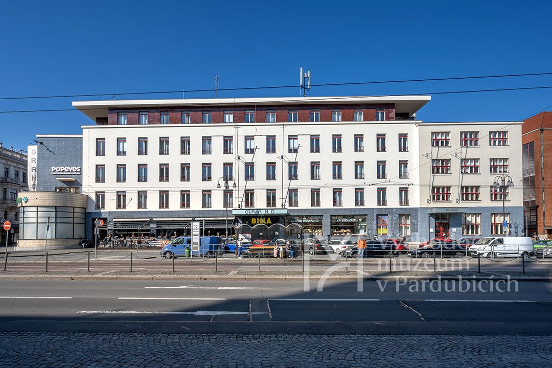 Uliční průčelí OD Grand, 2026, foto Luděk Vojtěchovský. Zdroj Východočeské muzeum v Pardubicích.